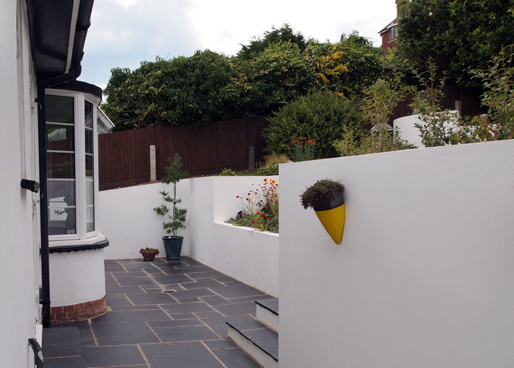 New wall with planting New wall with planting
