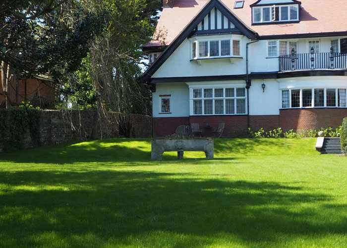 Arts and Crafts garden in Dyke Road Avenue